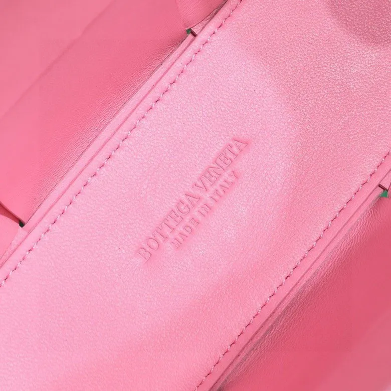 Batch 1420 BV Candy Arco super mini tote bag. The size of a mobile phone 😋 can only hold cuteness 🥰 I have always been fond of tote bags because it has no complicated design, is simple and neat, and can be easily matched with daily clothes. Key points, key points! It is equipped with a detachable shoulder strap, so you can match your different looks. It is full of texture. Size: 20*7*13 Style number: 9895#
